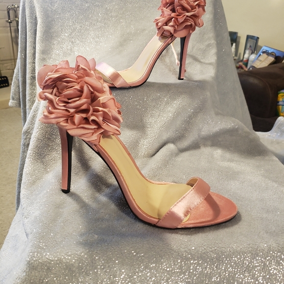 Womens shoes - Picture 2 of 3